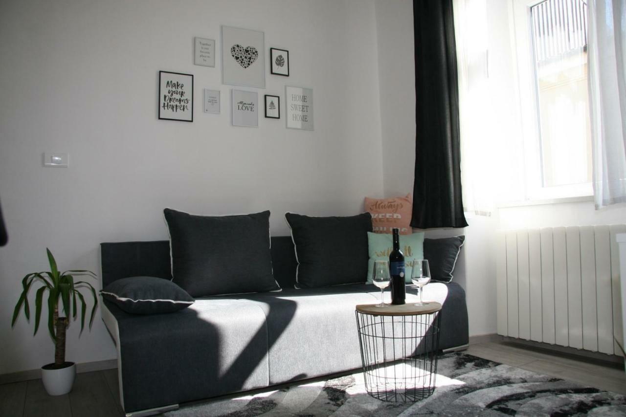 Stylish Apartment In City Center Pula Eksteriør billede